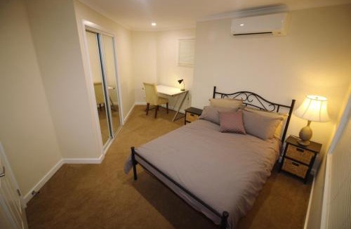 Airport West House | Silver House - Melbourne Airport Accommodation - 7 Minutes from Melbourne Airport