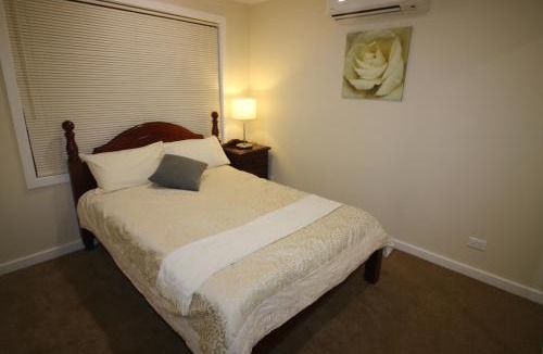 Airport West House | Silver House - Melbourne Airport Accommodation - 7 Minutes from Melbourne Airport