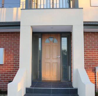 Airport West House | Silver House - Melbourne Airport Accommodation - 7 Minutes from Melbourne Airport
