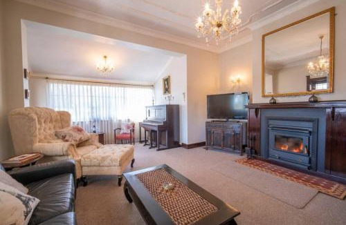 Katoomba House | Silver Mist - Art Deco, Central Heating and Fireplace