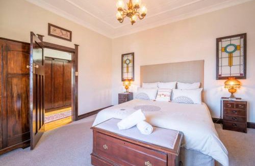 Katoomba House | Silver Mist - Art Deco, Central Heating and Fireplace