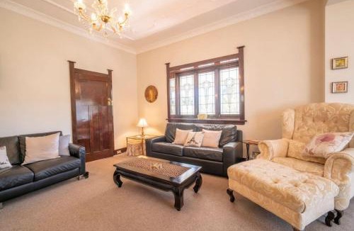 Katoomba House | Silver Mist - Art Deco, Central Heating and Fireplace