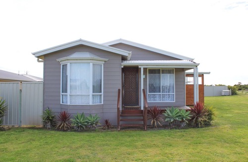 Waterhouse House | Silver Seas - Plenty of space for family fun! Backyard Cricket Delight!