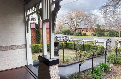 Wagga Wagga House | Simon's Simmon's Stay - Wagga CBD