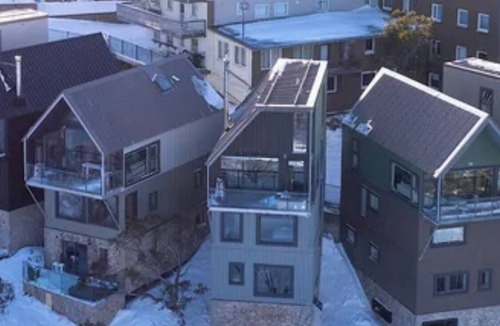 Mount Buller Ski Chalet | Ski In Ski out, Sun Peaks on Chamois Run overlooking Mogul Comps.