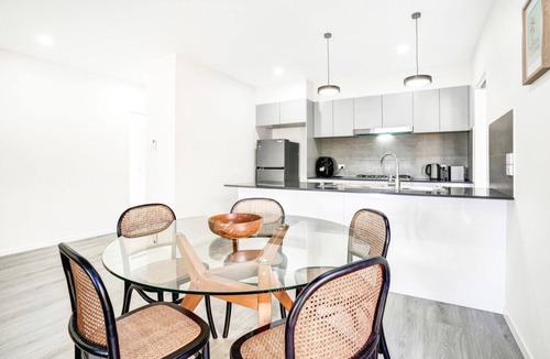 Trinity Beach House | Skippers Rest- Modern 5-Bedroom Coastal Retreat with Pool – Ideal for Families & Groups!