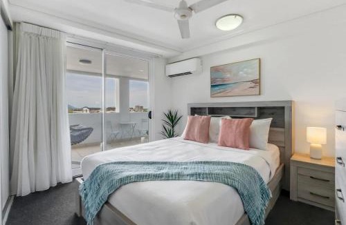 Cairns Central Business District Apartment | Sky and Peak - Adjacent Units in Central Cairns