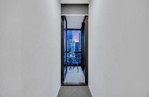 Southbank Apartment | Sky-high luxury apartment with City and river view
