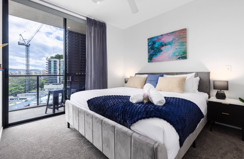 West End Apartment | Sky-high rooftop pool, West End
