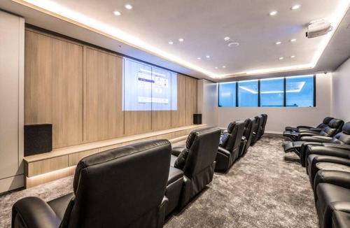 Box Hill Apartment | Sky One 3BR, 4 Min Walk to Box Hill Station