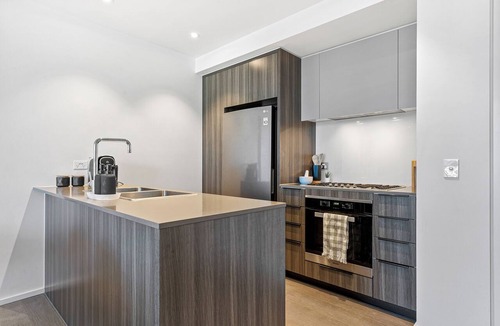Docklands Apartment | Skyline Dreams: 3BR Luxury Above Docklands / City Views & Pool