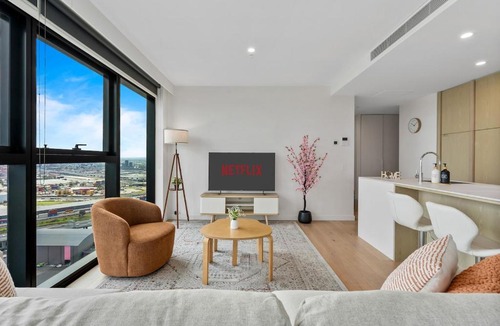 Docklands Apartment | Skyline Luxe 3BR 3BA with Free Carpark, River & Ocean Views