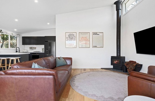 Rosebud House | Skylit Coastal Retreat in a Quiet Enclave