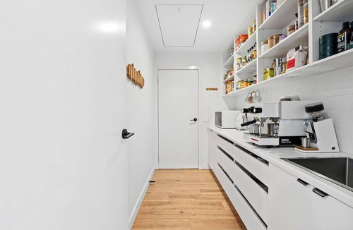Rosebud House | Skylit Coastal Retreat in a Quiet Enclave