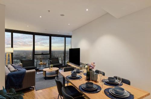 Brisbane Central Business District Apartment | Skytower 72nd Floor 3BR with Parking, Pool and Gym