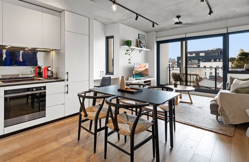 Cremorne Apartment | Sleek and Convenient - Close to MCG & Swan St