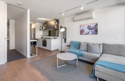 South Melbourne Apartment | Sleek South Melbourne Pad, 1-Bed by Albert Park