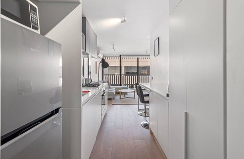 South Melbourne Apartment | Sleek South Melbourne Pad, 1-Bed by Albert Park