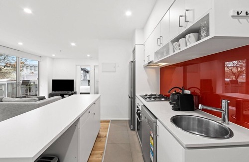 South Yarra Apartment | Sleek South Yarra 2-Bed with Alfresco Dining