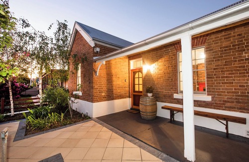 Central Mudgee House | Sleep 6: King bed,2 queen beds- 5 min walk to town