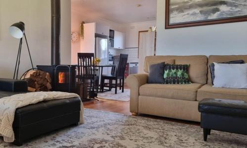 Thomastown House | Sleeps 10 Fully renovated Firepit and pool table