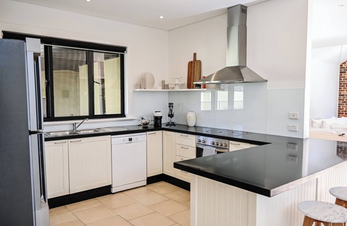 Bowral House | Sleeps 10 Private Estate with Pool in Bowral