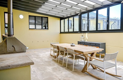 Bowral House | Sleeps 10 Private Estate with Pool in Bowral