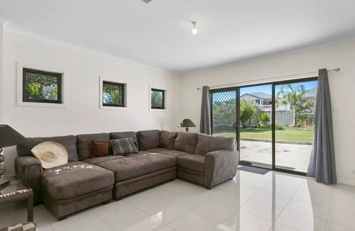 Moonta Bay House | Sleeps 14 - 3 minute walk to beach, 5 minute drive to "The Dunes" Golf Course