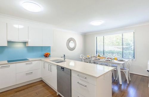 Corlette House | Small dog friendly 4-49 Bonito St - air con & Wi-Fi