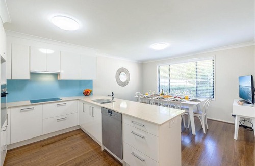Corlette House | Small dog friendly 4-49 Bonito St - air con & Wi-Fi