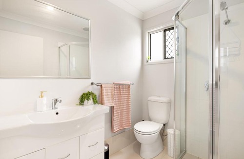 Rocklea Apartment | Smart Suites Self Check-in Apartments - N Freney