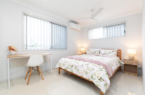 Rocklea Apartment | Smart Suites Self Check-in Apartments - W Freney
