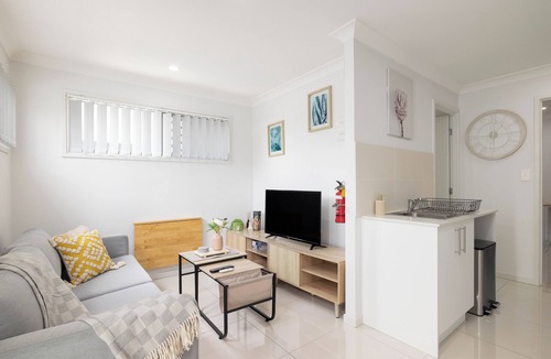 Rocklea Apartment | Smart Suites Self Check-in Apartments - 39A Freney