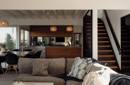 Smiths Beach House | Smiths Beach Phillip Island - right on the beach. Waikiki Beachfront.