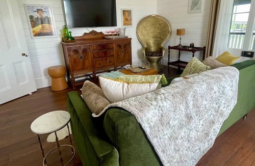 Smithtown House | Smithtown Champagne B&B (Bed & Bubbles)