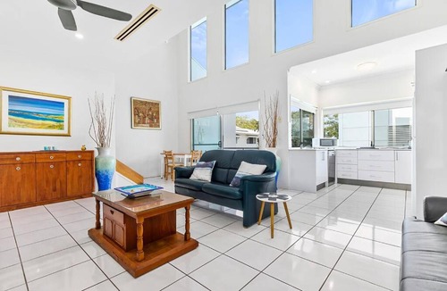 Bellara Apartment | Smooth Sailing -Modern 2 bedroom apartment!