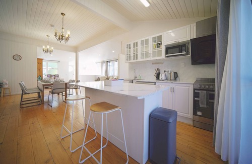 Annerley House | Snacks&Flicks, Cosy Queenslander Kicks-close to PA