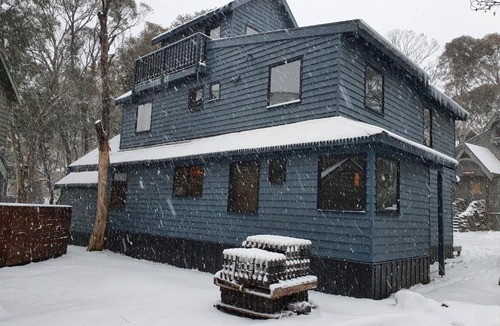 Dinner Plain Ski Chalet | SNOWED INN apartment