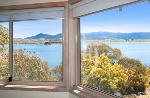 East Jindabyne House | Snowgums on the Lake - Charming 4BR Home l Amazing Lake Views l Balcony