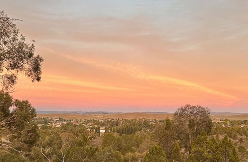 Cooma Apartment | Snowy Cooma Studio- Warm, Private Self‑Contained Studio with Parking