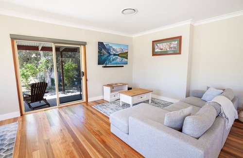 Hill Top House | Snowy Mountains Hideaway with plenty of space to relax after a day of adventure.