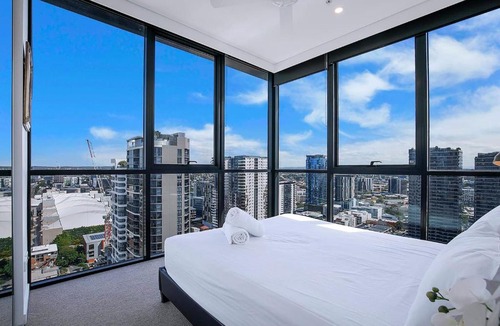 South Brisbane Apartment | Soaring Skyline on Southside at Resort-Style Stay