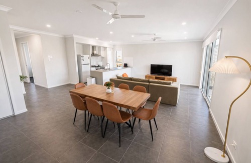 Warner House | Solara Retreat | Modern 4BR Home with Backyard