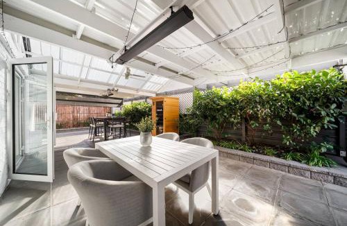 Glenelg North House | Solara - Sunlit Alfresco Living with Sauna