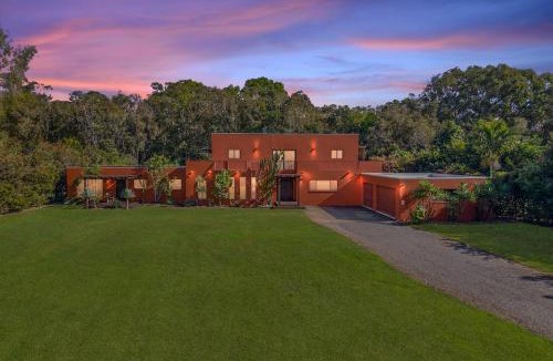 Twin Waters House | Solterra- Luxury 25m Pool, Spa & Private Acreage Mudjimba - 5min Airport