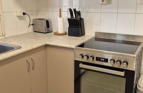 Somerset Dam House | Somerset Dam Accommodation - The Lock Up
