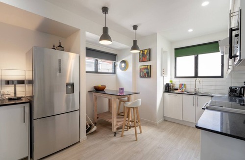 Fortitude Valley Apartment | Sophisticated 2-Bed Home With Alfresco Dining