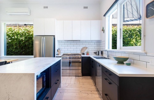 Elwood House | Sophisticated Style in Elwood walk to the beach