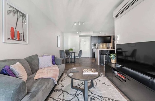 South Brisbane Apartment | South Bank Styling! ~ 1Bed, 1Bath, 1Car, Balcony
