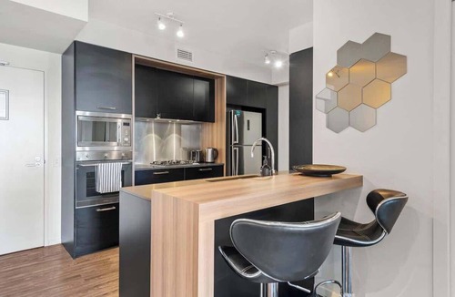 South Brisbane Apartment | South Bank Styling! ~ 1Bed, 1Bath, 1Car, Balcony